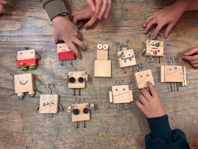 Kleine Roboter aus Holz und Schrauben